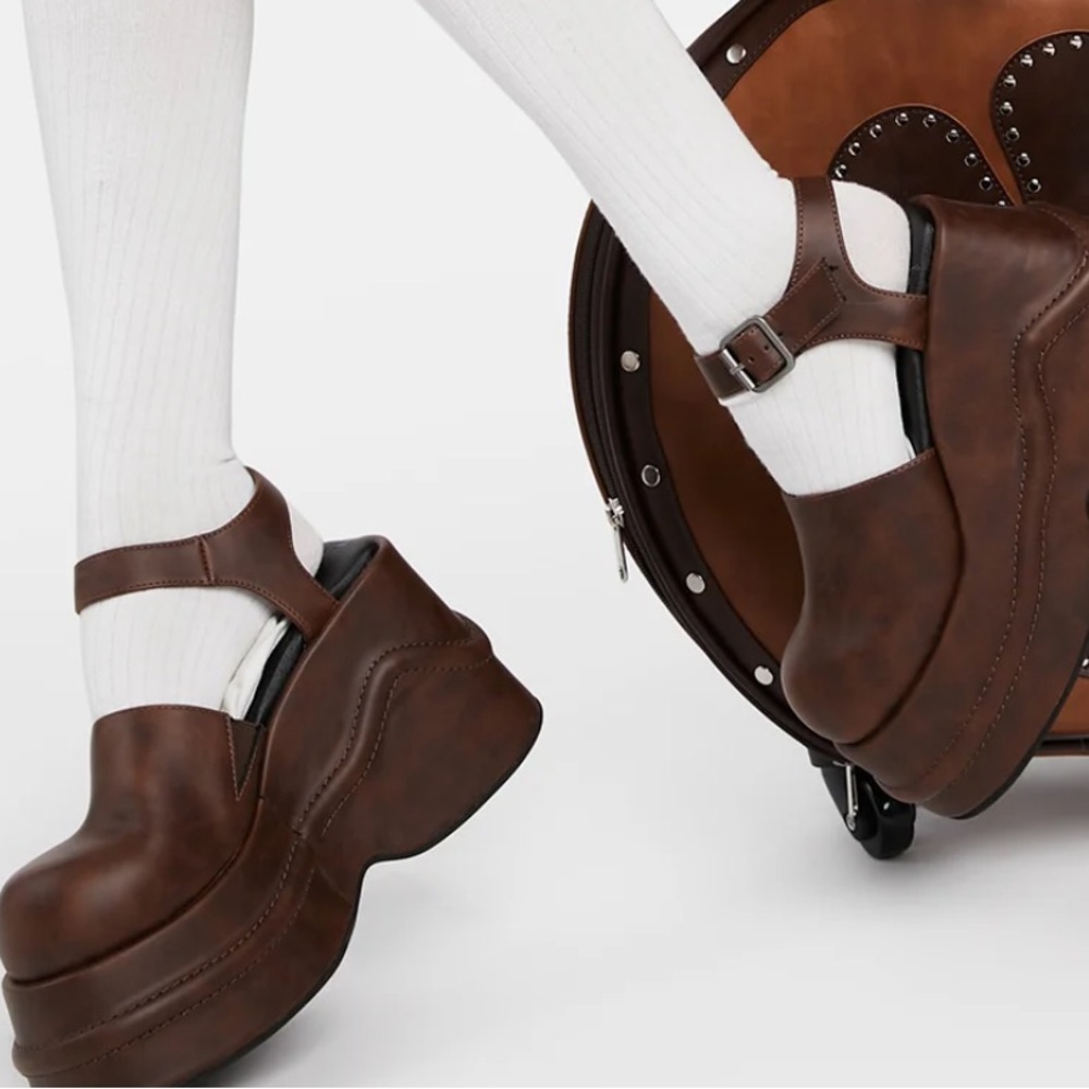 dELiA*s CATCHING FLIGHTS PLATFORM MULES - BROWN sz 9